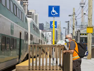 Seorang pria yang mengenakan masker terlihat di peron stasiun kereta Go di Toronto, Kanada (21/7/2020). Mulai Selasa (21/7), para pelanggan layanan transportasi umum di Kanada, Go Transit, diwajibkan mengenakan masker atau penutup wajah. (Xinhua/Zou Zheng)