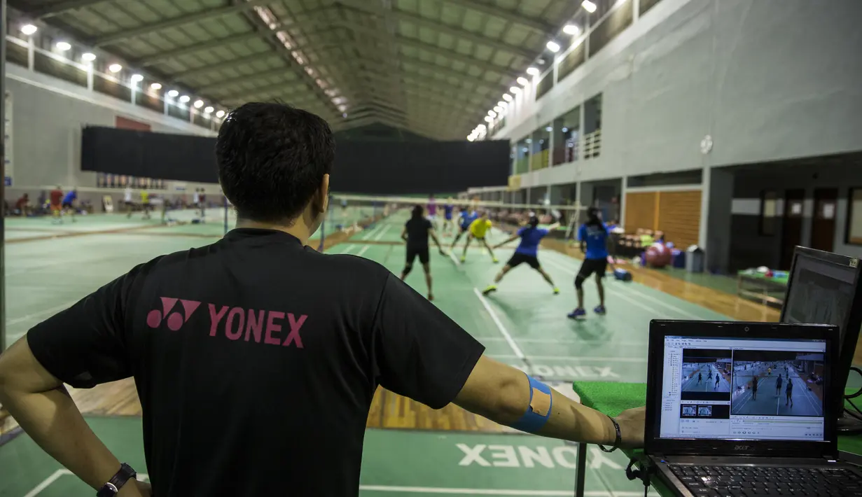 Pelatih ganda putri Indonesia, Eng Hian, memantau perkembangan Greysia Polii dan Nitya Krishinda Maheswari jelang Olimpiade Rio de Janeiro 2016. (Bola.com/Vitalis Yogi Trisna)