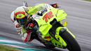 Pembalap Pertamina Enduro VR46 Racing Team, Marco Bezzecchi mengendarai motornya saat tes pramusim MotoGP 2024 di Sepang International Circuit, Sepang, Malaysia, Kamis (07/02/2024). (AFP/Mohd Rasfan)