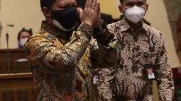 Menteri Dalam Negeri (Mendagri) Tito Karnavian menyapa peserta rapat dengar pendapat (RDP) dengan Komisi II di gedung DPR RI, Jakarta, Selasa (19/1/2021). Rapat tersebut membahas evaluasi pelaksanaan pemilihan kepala daerah (Pilkada) 2020 pada 9 Desember  lalu. (Liputan6.com/Angga Yuniar)