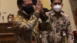 Menteri Dalam Negeri (Mendagri) Tito Karnavian menyapa peserta rapat dengar pendapat (RDP) dengan Komisi II di gedung DPR RI, Jakarta, Selasa (19/1/2021). Rapat tersebut membahas evaluasi pelaksanaan pemilihan kepala daerah (Pilkada) 2020 pada 9 Desember  lalu. (Liputan6.com/Angga Yuniar)