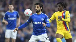 Andre Gomes yang kini tengah menjalani musim kelima bersama Everton, tercatat pernah berseragam Barcelona selama tiga musim mulai 2016/2017 hingga 2018/2019. Pada musim terakhirnya, ia dipinjamkan ke Everton yang akhirnya mempermanenkannya pada 2019/2020. (AFP/Oli Scarff)
