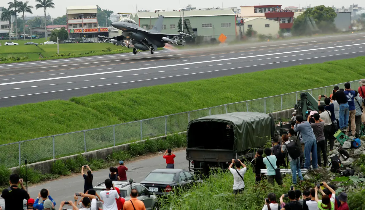 Pesawat F-16 dari Angkatan Udara Republik Tiongkok (Taiwan) lepas landas di jalan raya dalam rangkaian latihan militer "Han Kuang" di wilayah selatan Changhua, Selasa (27/5/2019). Latihan perang itu sebagai simulasi untuk mengantisipasi serangan China (REUTERS/Tyrone Siu)
