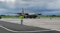 Pesawat Herkules milik TNI AU di siagakan di Bandara Banyuwangi, untuk mendukung KTT G-20 di Bali. (Hermawan/Liputan6.com)