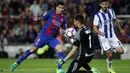 Aksi pemain Barcelona, Luis Suarez berhadapan dengan kiper Real Sociedad, Geronimo Rulli pada lanjutan La Liga di Camp Nou stadium in Barcelona, Spanyol, (15/4/2017). Barcelona menang 3-2.  (AP /Manu Fernandez)