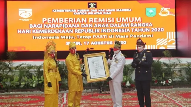 Perwakilan narapidana menyerahkan cinderamata kepada Gubernur Riau Syamsuar.