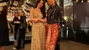 Kali ini, ia tampil elegan dan berwibawa kenakan beskap hitam saat berpose bersama Han So Hee. [@ralineshah].