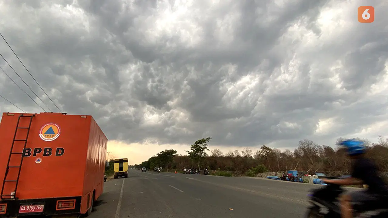 Awan tebal di langit Kalimantan Selatan Kalsel beberapa hari lalu
