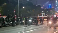 Massa Masuk Jalan Tol, Mobil Diduga Milik Pejabat Dirusak