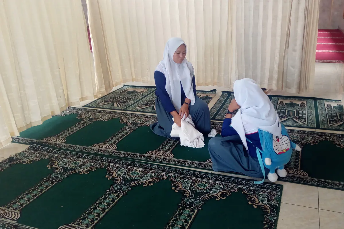 Ale, korban pencurian HP saat tengah melaksanakan shalat berjamaah, menunjukan detik-detik pencrian yangmenimpanya di masjid al-Barokah