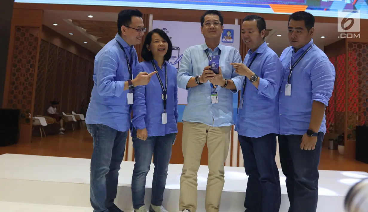 EVP Information Technology ACC Daniel Gunawan, EVP Operation Development Reny Futsi, Chief Marketing & Sales Officer Tan Chian Hok dan EVP Retail Sales ACC, Hary Santoso Hary Santoso meluncurkan aplikasi E-Contract saat GIIAS 2019 di ICE BSD, Tangerang, Sabtu (20/7/2019). (Liputan6.com/Angga Yuniar)