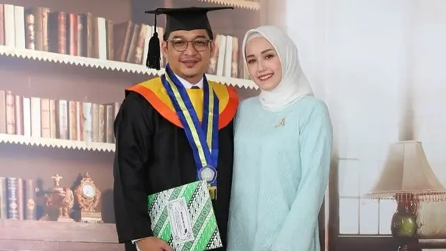 7 Momen Wisuda Pasha Ungu, Resmi Jadi Sarjana dan Didampingi Istri Tercinta