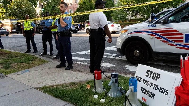 Polisi mengamankan lokasi di luar kediaman dubes Turki di Washington, AS, di tengah lawatan Presiden Recep Tayyip Erdogan