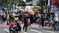 Seorang warga berfoto di Jalan Asia Afrika, Bandung yang sedang disterilkan dari kendaraan bermotor, Jumat (24/2015). Pensterilan jalan diberlakukan saat berlangsungnya puncak perayaan ke-60 Konferensi Asia Afrika di Bandung. (Liputan6.com/Faizal Fanani)