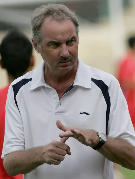 Pelatih Timnas Vietnam Alfred Riedl memberi isyarat saat berbicara dengan para pemainnya selama sesi latihan di Stadion Royal Army, Bangkok, 19 Juli 2007. Riedl dikenal sukses melatih beberapa negara Asia Tenggara seperti Laos dan Vietnam. (AFP PHOTO/Pornchai KITTIWONGSAKUL)