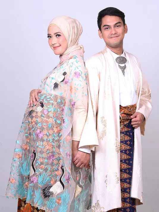 Meskipun sedang hamil besar, akan tetapi wanita kelahiran 25 Januari 1989 ini masih terlihat cantik menawan. (Foto: instagram.com/adhityaputri)