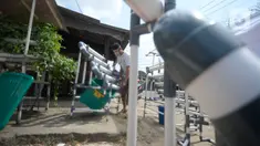 Jalan Raya Parung-Gunung Sindur, Bogor, Jawa Barat, Jumat (21/08/2020). Rakitan pipa PVC hidroponik dan ditambah mesin pompa air dijual dengan harga Rp 475 Ribu hingga Rp 1.3 Juta tergantung ukuran. (merdeka.com/Dwi Narwoko)
