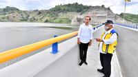 Presiden Jokowi meresmikan Bendungan Karalloe di Kabupaten Gowa sebagai bendungan multifungsi kedua yang diresmikan pada 2021 di Sulawesi Selatan (Sulsel). (Dok. Kementerian PUPR)
