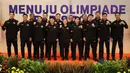 <p>Para atlet bulu tangkis Indonesia yang akan berlaga di Olimpiade Paris 2024 berfoto bersama para pelatih yang akan mendampingi usai acara doa bersama untuk kesuksesan skuad bulu tangkis Indonesia menuju Olimpiade Paris 2024 di Pelatnas PBSI Cipayung, Jakarta, Kamis (11/7/2024). (Bola.com/Abdul Aziz)</p>