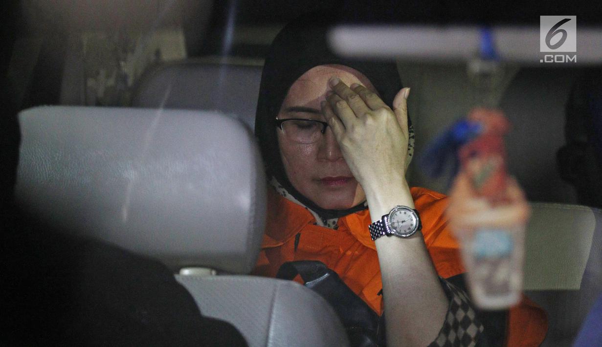 Tersangka Hakim PN Tangerang, Wahyu Widya Nurfitri masuk ke mobil tahanan usai diperiksa di gedung KPK, Jakarta, Selasa (13/3). Wahyu menerima suap Rp 30 juta terkait pengurusan perkara perdata wanprestasi. (Liputan6.com/Herman Zakharia)