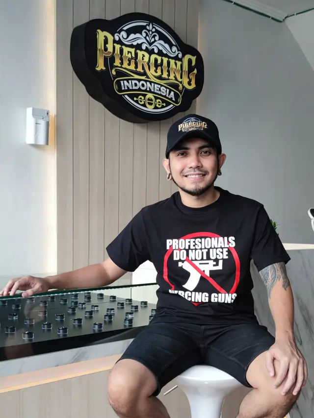 Niyo vokalis Nano Band menggeluti bisnis tindik tubuh dan body piercing (ist)