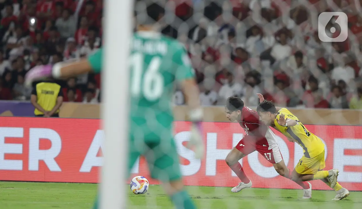 Harimau Malaya memasang garis pertahanan yang dalam sembari sesekali melepaskan serangan balik ke gawang Indonesia. (Liputan6.com/Helmi Fithriansyah)