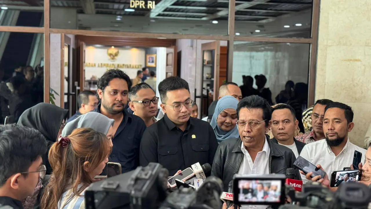 Wakil Ketua BAM DPR RI Adian Napitupulu di kompleks parlemen Senayan, Jakarta, Rabu (19/11/2025).