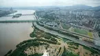Jalan utama di sepanjang Sungai Han tergenang banjir akibat hujan lebat di Seoul, Korea Selatan, Rabu (10/8/2022). Upaya pembersihan dan pemulihan meningkat pesat saat langit cerah setelah dua hari curah hujan yang memecahkan rekor sehingga menyebabkan banjir bandang, merusak ribuan bangunan, jalan, serta menewaskan banyak orang. (AP Photo/Ahn Young-joon)
