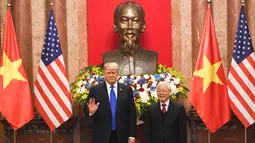 Presiden AS, Donald Trump saat bertemu dengan Presiden Vietnam Nguyen Phu Trong di Istana Kepresidenan di Hanoi (27/2). Trump dan Kim Jong-un akan makan malam bersama selama sekitar 1,5 jam. (AFP Photo/Saul Loeb)