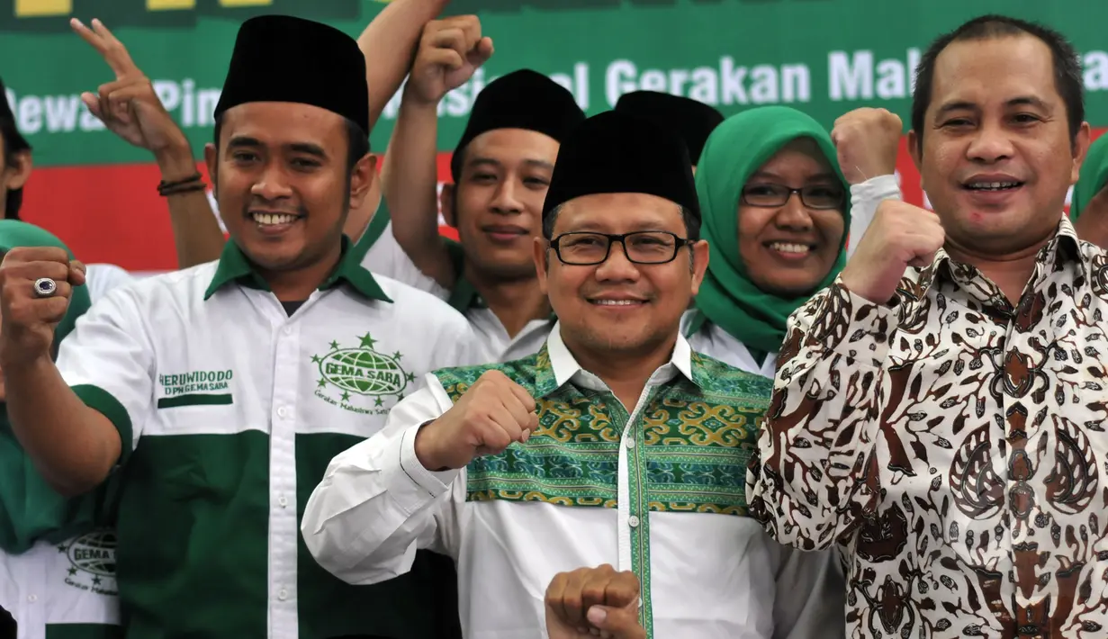 Muhaimin Iskandar (tengah) dan Marwan Jafar (kanan) saat menghadiri pelantikan Dewan Pimpinan Nasional Gerakan Mahasiswa Satu Bangsa (Gemasaba) di Kantor DPP PKB, Jakarta, Jumat (8/5/2015). (Liputan6.com/Johan Tallo)