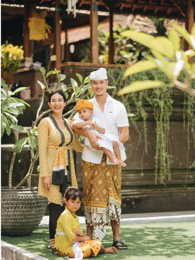 Jarang Tersorot, Ini 7 Potret Hangat Keluarga Kecil Happy Salma