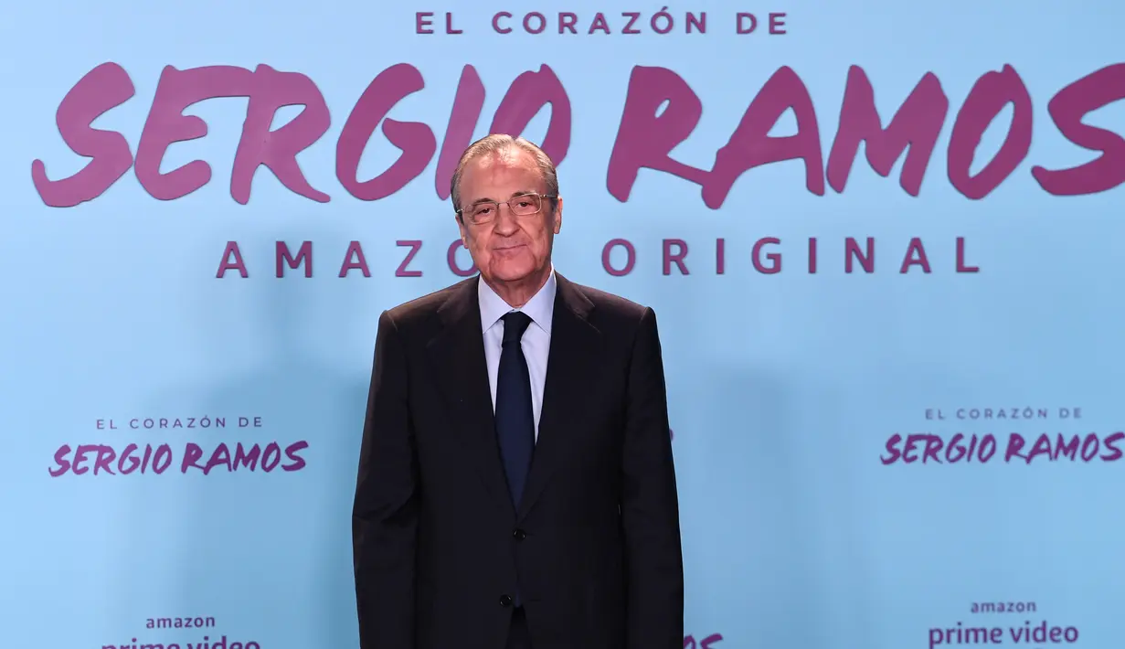 Presiden Real Madrid, Florentino Perez berpose menghadiri pemutaran perdana film dokumenter otobiografi bek Real Madrid Sergio Ramos "El Corazon de Sergio Ramos" (hati Sergio Ramos) di Madrid, Spanyol (10/9/2019). (AFP Photo/Gabriel Bouys)