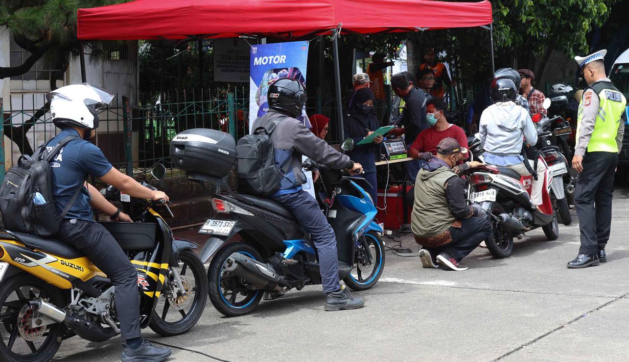 Sebagai informasi, aturan uji emisi kendaraan wajib dipatuhi pemilik kendaraan bermotor (terutama di Jakarta untuk usia lebih dari 3 tahun). Tampak dalam foto, antrean motor yang akan melakukan pengukuran gas buang saat operasi uji emisi di Pintu Keluar Terminal Blok M, Jakarta, Kamis (9/4/2026). (Kapanlagi.com/Budy Santoso)