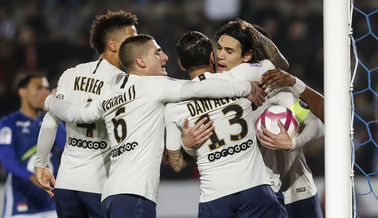 Para pemain Paris Saint Germain (PSG) merayakan gol yang dicetak oleh Edinson Cavani ke gawang RC Strasbourg pada laga Liga 1 Prancis di Stadion Stade de la Meinau, Rabu (5/12). Kedua tim bermain imbang 1-1. (AP/Jean-Francois Badias)