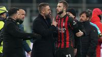 Pelatih Genoa, Daniele De Rossi (tengah kiri), berbicara dengan pemain AC Milan, Strahinja Pavlovic, usai laga Serie A/Liga Italia antara AC Milan vs Genoa di Milan, Italia, Kamis, 8 Januari 2026. (AP Photo/Antonio Calanni)