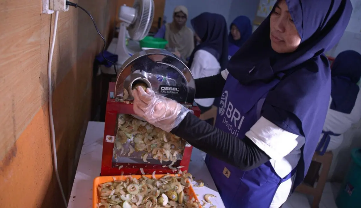 Perjalanan usaha mereka tidak lepas dari tantangan. Keterbatasan peralatan membuat seluruh proses produksi dilakukan secara manual, sementara pemasaran produk juga masih belum optimal. (Adv/BRI)