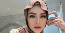 Nathalie baru saja mengunggah potret terbaru, ia tampil mengenakan kerudung instan warna coklat dipadukan dengan atasan lengan panjang warna serasi. Dengan makeup pinkesnya dari lipstik dan blush onnya. @nathalieholscher