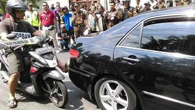 Adegan Acungan Jari Tengah dalam Rekonstruksi Kasus Serudukan Maut di Solo