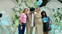 Amel Carla mengenakan atasan biru lengan panjang model crop. Dipadukan mini skirt pleated abu-abu dan sepatu pink senada dengan shoulder bag. [@amelcarla]