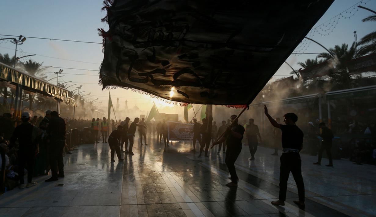 Peringatan tersebut berpusat di dua masjid yang berdekatan: tempat suci Imam Hussein dan Imam Abbas. (AP Photo/Anmar Khalil)