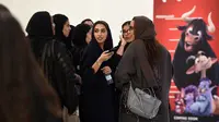 Wanita Arab Saudi berkumpul di bioskop di Mal Riyadh Park yang baru dibuka untuk umum, Riyadh (30/4). Kerajaan Saudi pernah mempunyai beberapa bioskop, tetapi para ulama berhasil memaksa pemerintah untuk menutup operasional bioskop. (AFP/Fayez Nureldine)