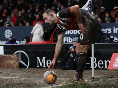 Lapangan pertandingan Blundell Park yang digunakan untuk pertandingan putaran keempat Piala FA 2025/2026 antara tuan rumah Grimsby melawan Wolverhampton, Minggu (15/02/2026) waktu setempat, mengundang perhatian. (AFP/Darren Staples)