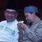 Gubernur Jawa Barat Ridwan Kamil dan Ustaz Rahmat Baequni berdiskusi mengenai Masjid Al Safar di Gedung Pusdai, Kota Bandung, Senin (10/6/2019). (Liputan6.com/Huyogo Simbolon)