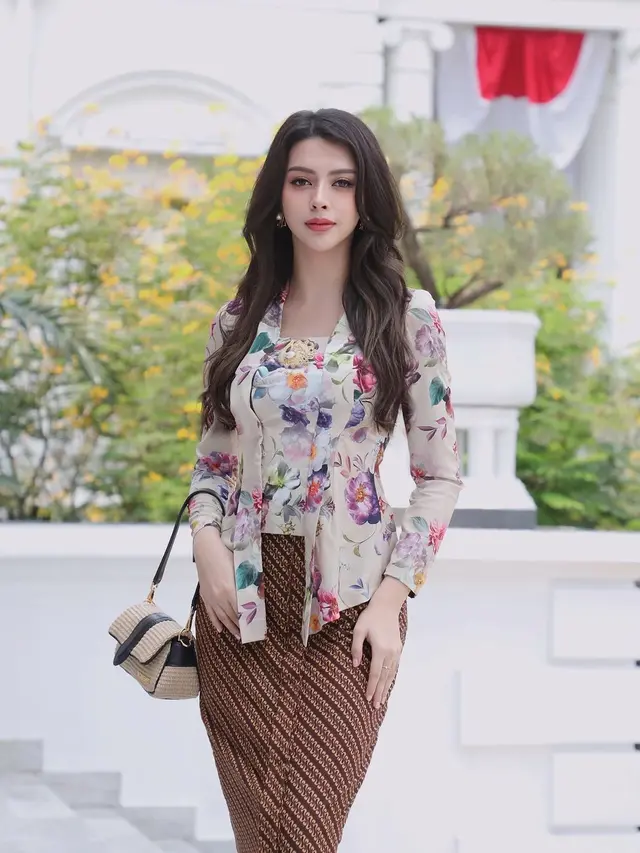 6 Potret Anggunnya Para Puteri Indonesia Kenakan Kebaya Floral di Tasyakuran 7 bulan Kehamilan Erina Gudono