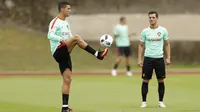 Kapten Timnas Portugal, Cristiano Ronaldo (kiri) melakukan sesi pemanasan sebelum menjalani latihan, di Centre National de Rugby, Marcoussis, Rabu (29/6/2016) waktu setempat. Ronaldo dkk akan menghadapi Polandia pada perempat final Piala Eropa 2016, dini 