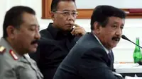 Menko Polhukam Djoko Suyanto (tengah), Kapolri Timur Pradopo dan Jaksa Agung Basrief Arief usai rapat terbatas soal pelaksanaan 12 Instruksi Penanganan Kasus Gayus di Istana Wapres, Kamis (24/2). (Ant