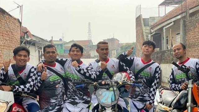 Potret Rizki dan Ridho D'Academy Naik Motor Trail. (Sumber: Instagram/da2_ridho )