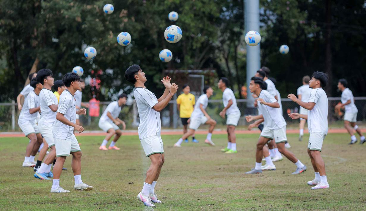 Pemain Timnas Indonesia U-22 melakukan sesi latihan resmi jelang melawan Myamar pada matchday kedua Grup C SEA Games 2025. Timnas Indonesia U-22 akan melakoni laga hidup-mati di laga terakhir Grup C SEA Games 2025. (Bola.com/ Bagaskara Lazuardi)