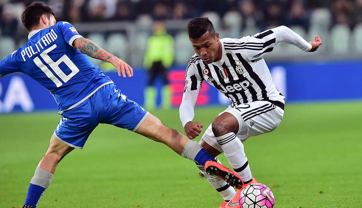 Gelandang Sassuolo, Matteo Politano, berusaha merebut bola dari bek Juventus, Alex Sandro. Berkat hasil ini Jventus kian kokoh menduduki puncak klasemen Serie A. (AFP/Giuseppe Cacace)