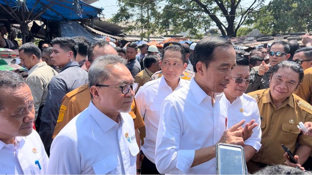 Menteri Perdagangan (Mendag) RI Zulkifli Hasan (Zulhas) kembali dampingi Presiden Jokowi, setelah sehari sebelumnya ikut menyalurkan bansos beras di Gudang Perum Bulog di Kelapa Gading.
